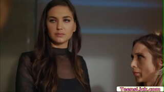 Charlotte Stokely befriedigt är Besoinen an hëlleft souguer Silvia Saige