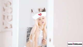 Maži papai šviesiaplaukė suknelės iki slaugytoja už roleplay.Ji rūpinasi savo busty gf ir laižalai ir pirštai jos šiknius.Ji facesits jai, kaip ji oprawie