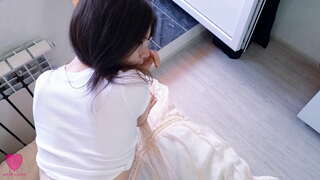 Слаба чаровна брюнетка в секси боди и очила обожава страстен секс, гадно член и се чувства член в малката си киске, докато не получи сперматозоиди в своята сладка попку