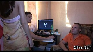 Bastante adolescente niña posa perrito de moda