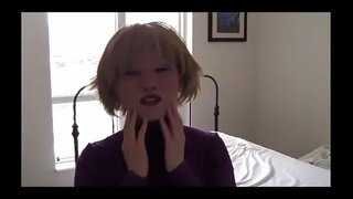 A nő felveszi a női maszk játszik egy dildo