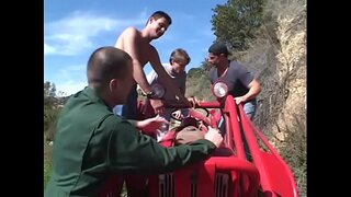 Ydingas Juoda floozie Kelly Staras su dideliais zylės mėgsta, kai keturi raguotas bičiulių, baksnodavo jos visos jos sušikti skyles