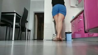 ̗�마가 놀기에 부엌이 있습니다. 매우 단단하고 젖은 보