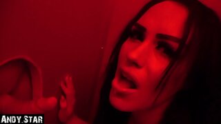 Djevojka puše pijetlovi na gloryhole