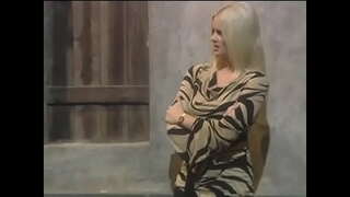 Stor rumpe blond tispe Hannah Harper suger og knuller kokker fett kuk i restauranten