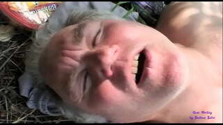 A ribanc látja, hogy két öreg ember kibaszott a nyílt vidéken, majd csatlakozik hozzájuk