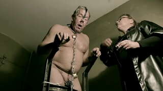 Agalon nga babaye sa abril - Itom catsuit latex ulipon gigamit