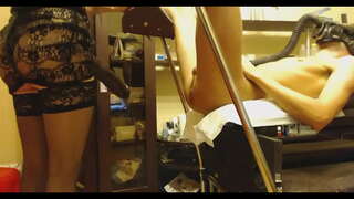 Човек Зема Огромна Strapon До Неговиот Задник